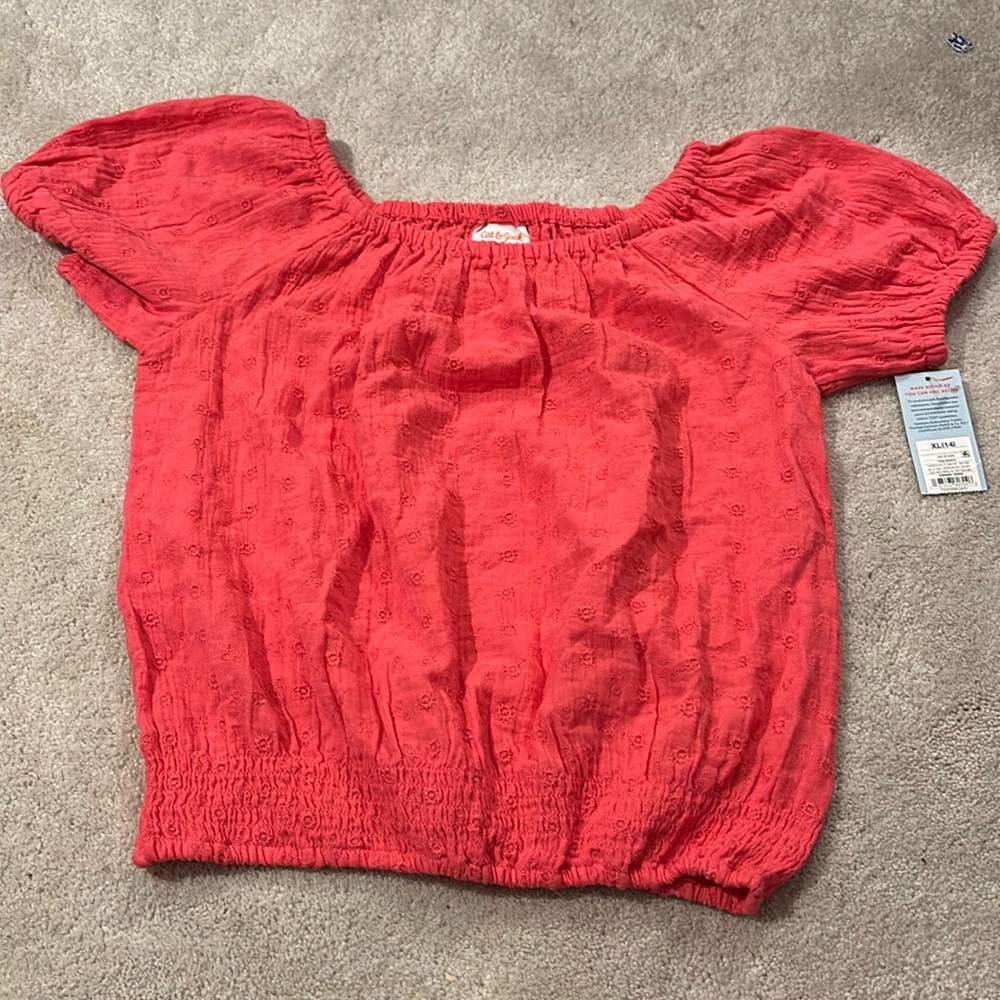 Adorable cat and jack top! Can go off shoulder and is super nice materiall!!
